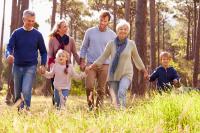 Joyeuse famille de plusieurs générations marchant à la campagne. 